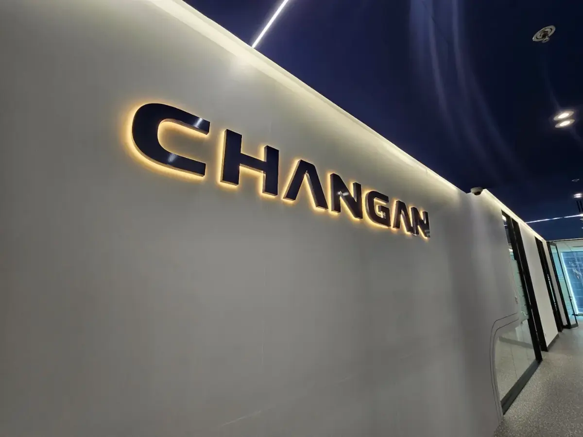 ติดฟิล์มโชว์รูมรถยนต์ Changan